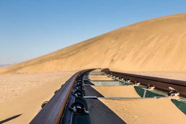 Verwehte Eisenbahnstrecke bei Lüderitz, Namib, Namibia