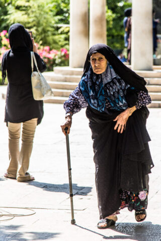 Alte Dame am Tomb of Hafez, Shiraz, Iran