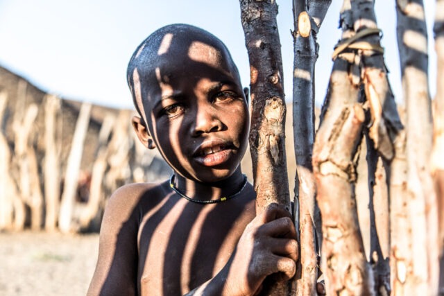 Himba-Junge im Kaokoveld, Namibia
