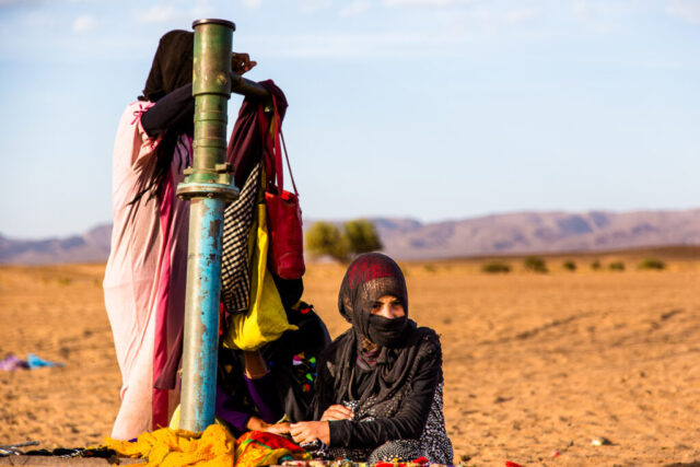 Beduinen-Mädchen an einem Brunnen in der Nähe des Erg Chegaga, Marokko