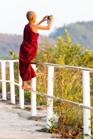 Kleiner Novize mit Smarthpone, Mrauk U, Myanmar