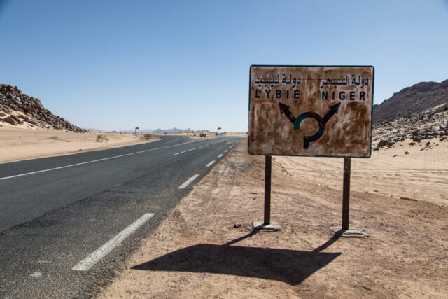 Straßenkreuzung in der Sahara, im Süden Algeriens.