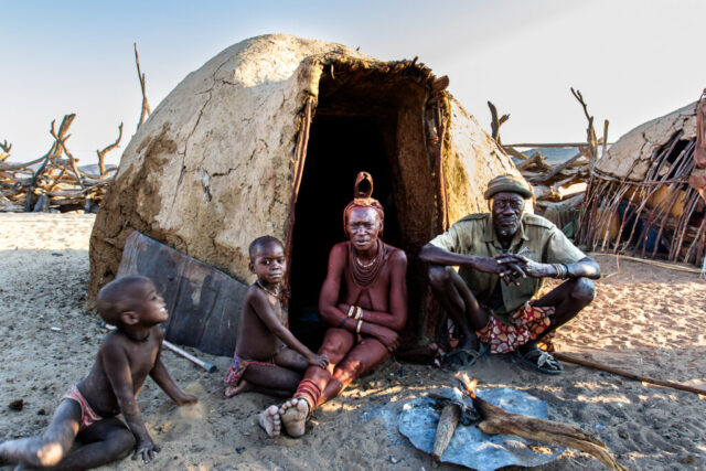Himba-Familie vor ihrem Haus im Kaokoveld, Namibia